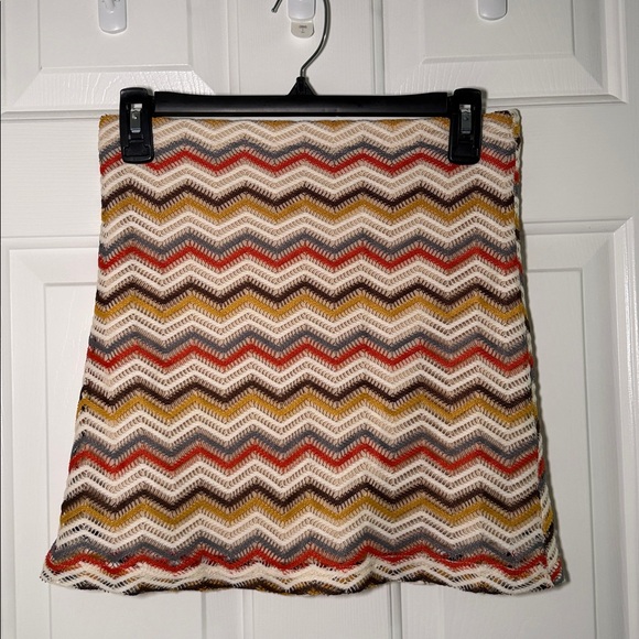 Chevron Patterned Two-Piece Set - Picture 4 of 5